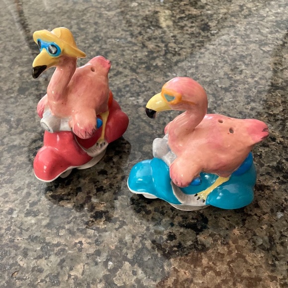 Ceramic salt and pepper shakers FLAMINGOS ON SCOOTERS - Picture 2 of 6